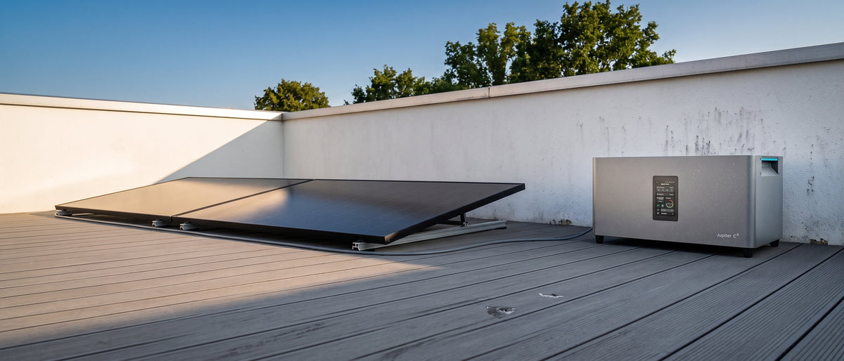 Marstek Jupiter C Plus Speicher auf einer Dachterrasse in der Abenddämmerung